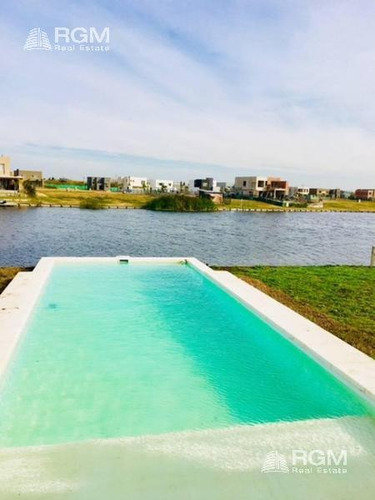 Imagen 2 de 19 de Venta De Casa Al Lago Barrio Castaños