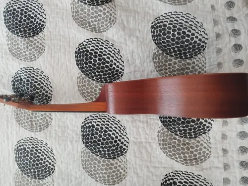 Ukelele Chateau Soprano (con Forro Semi Duro) (Usado)