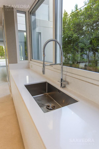 Imagen 3 de 26 de Exclusiva Casa Con Vista Al Lago Y Cancha De Golf. En El Golf Nordelta