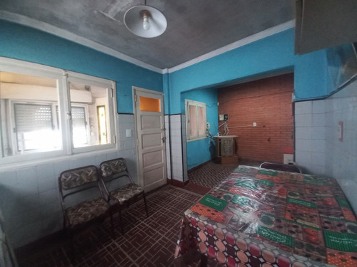 Casa 3 Ambientes Con Garaje Y Parque, A Reciclar Parcialmente, En Barrio Santa Monica
