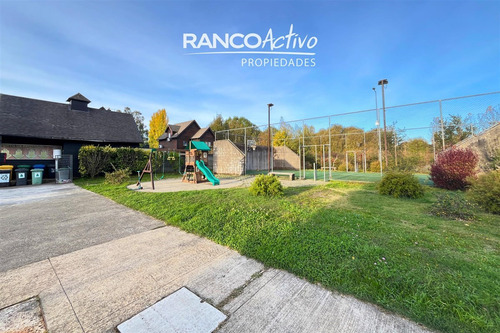 Casa En Venta En Los Arrayanes, Isla Teja Sur, 3 Niveles