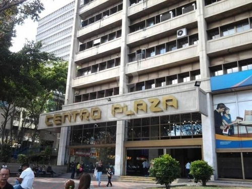 Oficina Centro Comercial Plaza.-