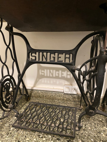 Maquina De Coser Antigua Singer - Ideal Decoración Blanco Y Negro (Usado)