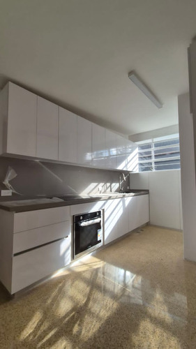 Casa En Alquiler. Los Palos Grandes. 350 Mt, 4h+s/4b+s/2e