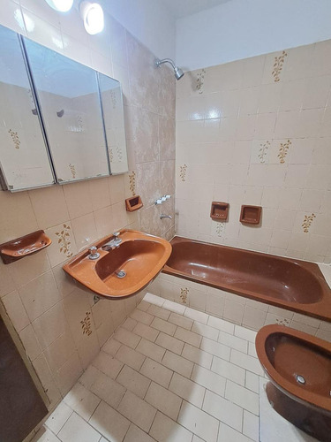Departamento En Venta 2 Dormitorios Con Balcón. Centro. Sobre Vélez Sarfield