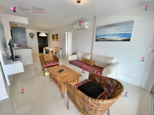 Venta De Apartamento De 2 Dormitorios Y Medio En Edificio Icon Brava