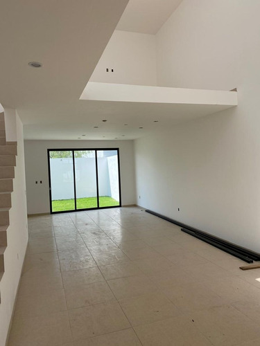 Imagen 2 de 16 de Residencia En Grand Juriquilla, Jardín, 4ta Recamara En Pb,