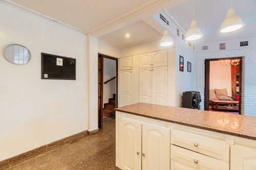Casa Con Parque Y Pileta En Venta Av. Del Libertador 700, Castelar, Partido De Morón, Pba