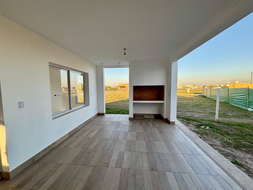 Venta Casa 2 Dormitorios Otros Barrios Con Cochera