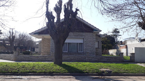 Casa En Venta - 3 Dormitorios 2 Baños 4 Cocheras - 600mts2 - Mechongue
