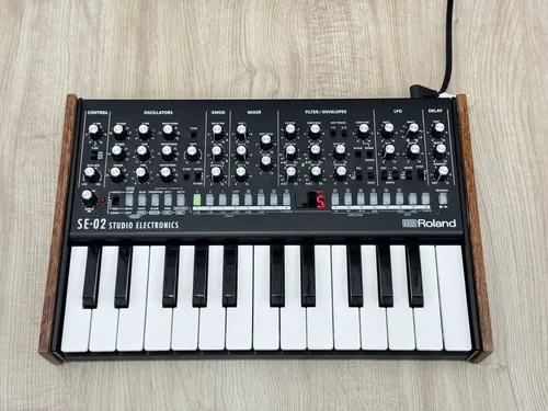 Sintetizador Analógico Roland Se02 Boutique + Teclado K25m