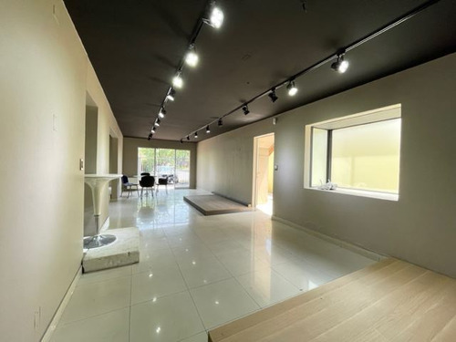 Luminoso Local Comercial 200mts2 Las Hualtatas Vitacura
