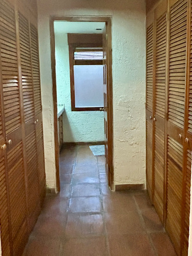 Casa En Condominio Con Alberca, Cancha De Tenis, Jardines. Excelente Ubicación