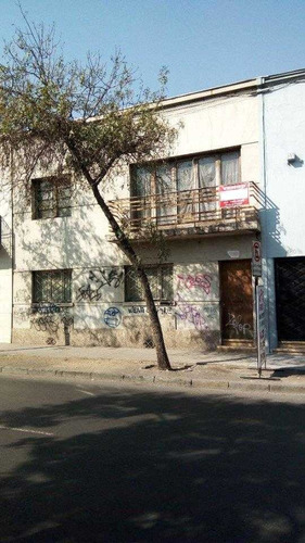 Casa En Barrio Comercial En Calle Copiapó, Stgo.