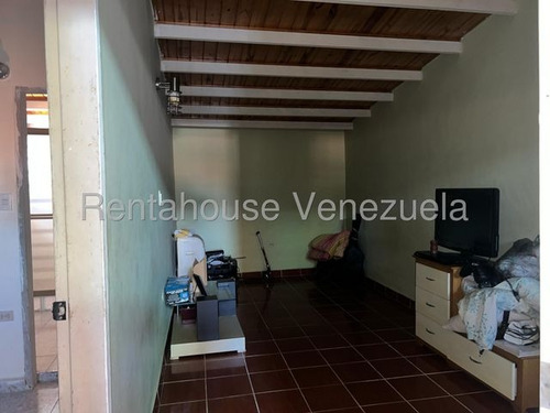 Amplio Y Moderna Casa De 2 Niveles En Venta Cabudare. Urbanizacion Valle Hondo 25-15492 As-f