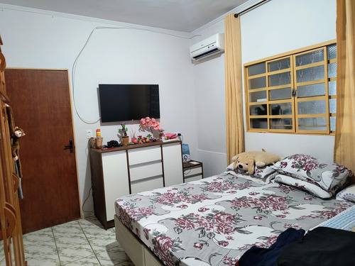 Casa Com Piscina E Barracão No Fundo
