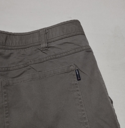 Bermuda Swiss Tech Talla 38 Color Café Elástica (Usado)
