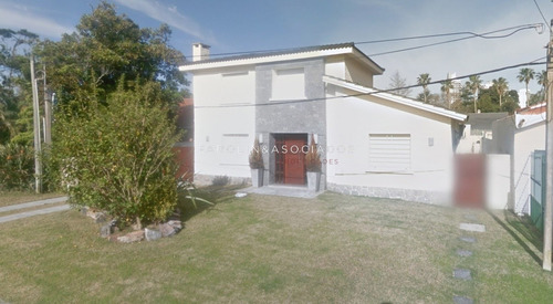 Casa De Cuatro Dormitorios Completamente Reciclada En Venta En Playa Mansa- Ref: 2679