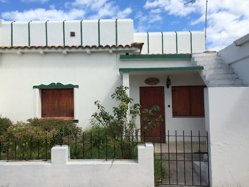 Vendo Casa En Miramar A 3 Cuadras Del Centro Con 3 Dormitorios Y Garaje.