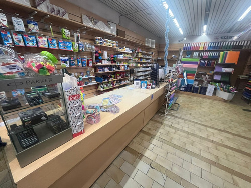Se Vende Instalaciones Completas Y Mercaderia En Stock - No Fondo De Comercio.