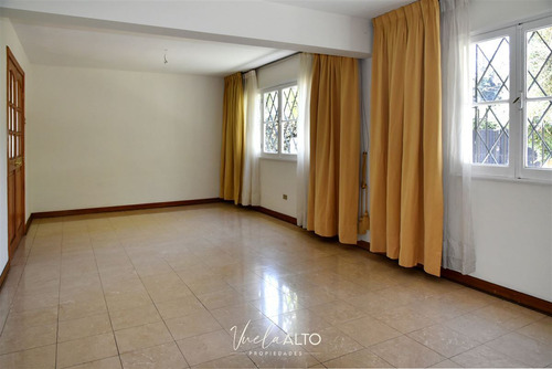 Casa En Venta De 4 Dorm. En Ñuñoa / Pasaje Abierto