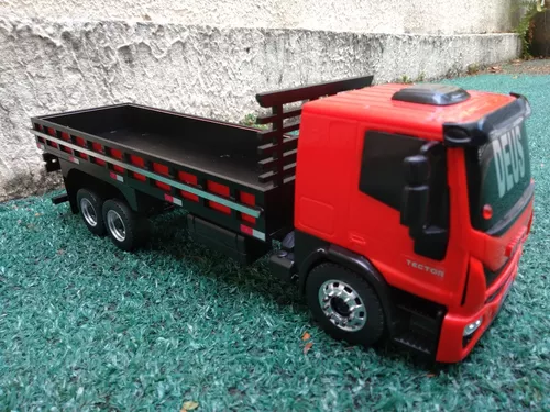 Caminhão de brinquedo Iveco Tector arqueado, tudo bem simples. 