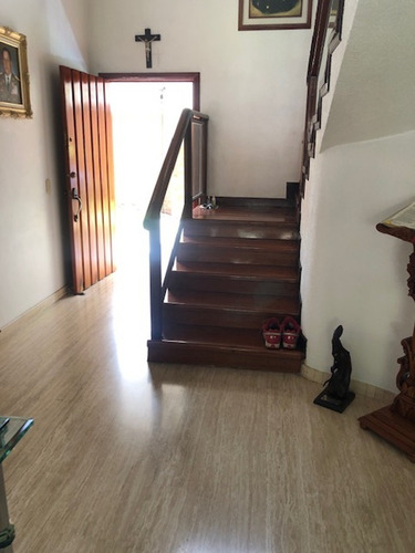 En Venta Bella Casa 563m²t Y 440m² C-5h+4b+1hs+1bs+piscina- T. Club Hipico