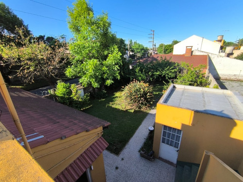 Casa De 3 Ambientes Con Local Y Gran Parque En Zapata Al 700, Banfield Oeste