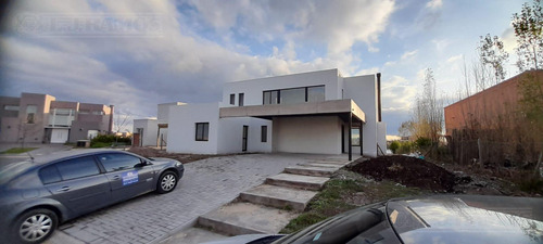Casa - San Sebastián A Laguna En San Sebastian Pg