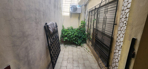 Casa 3 Amb. En Contra Frente - 2 Locales La Frente - Todo En Block - 232 M² Edif. - Ramos Mejia