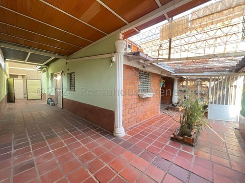 Casa En Venta Comoda Ubicada En La Avenida Principal De Santa Ines Santa Rita Rah 24-19455