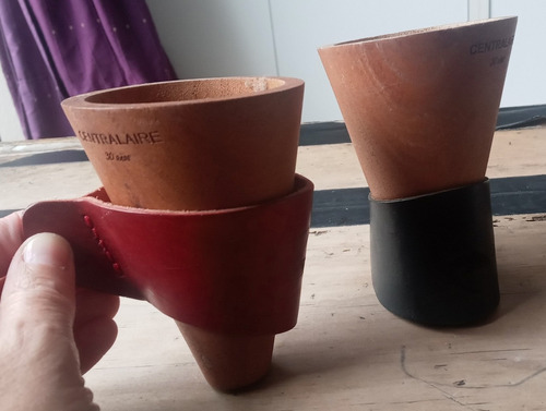 Lote De Dos Mates De Diseño Con Soportes De Cuero