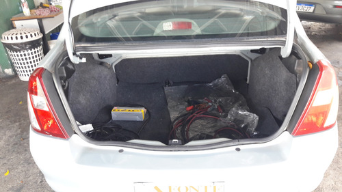 Renault Clio Sedan 1.6 16v Privilège Hi-flex 4p