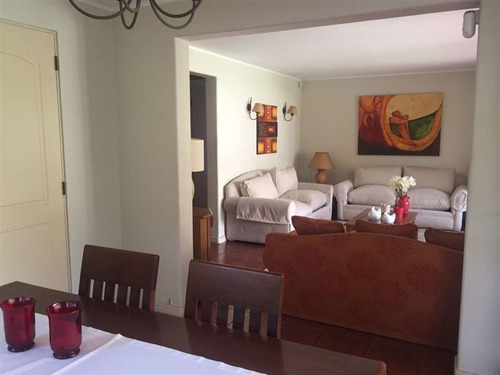 Casa En Venta De 5 Dorm. En Peñalolén