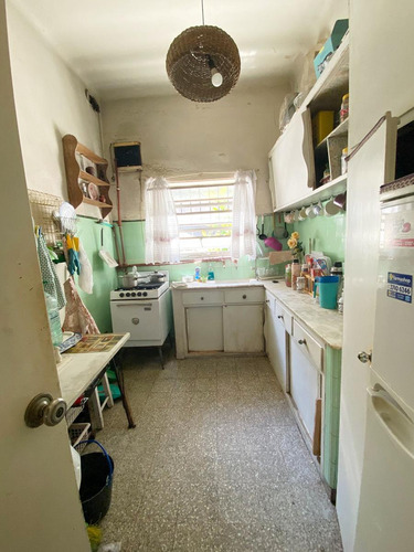 Venta Casa De 4 Dormitorios, Amplio Garage Y Patio En Pocitos