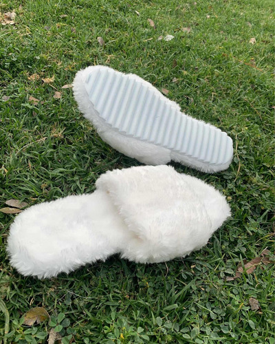 Pantufla De Peluche Color Blanco Para Dama (Usado)
