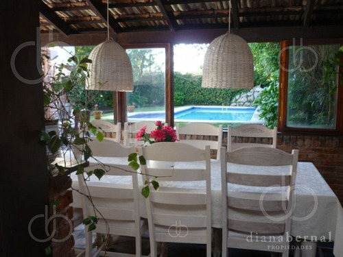 Casa De 5 Dormitorios Y Piscina Climatizada, Playa Mansa, Punta Del Este. - Ref: 4047