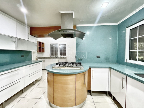 Casa En Venta De 5 Dorm. Mas Servicio En Sector Santa Esther