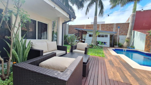Vendo Casa Amoblada Con Piscina En El Centro De Encarnación: 4 Habitaciones Y 4 Baños
