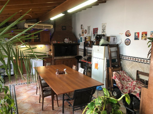 Merolla Vende | Hermosa Casa De Seis Ambientes En Parque Patricios Usd 550.000