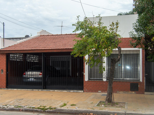 Espectacular Casa De 4 Ambientes Con Amplio Fondo Parque