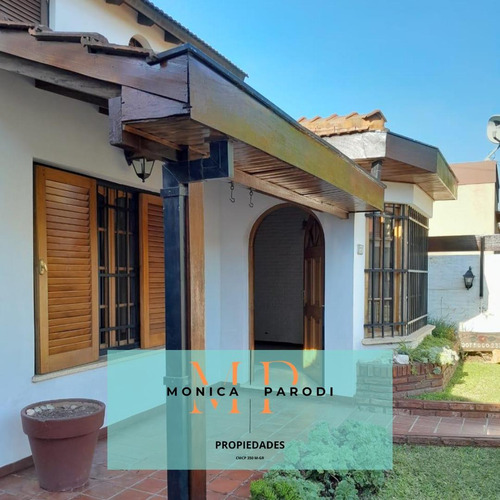Casa En Venta Con Departamento Y Pileta Zona Centro De Moreno