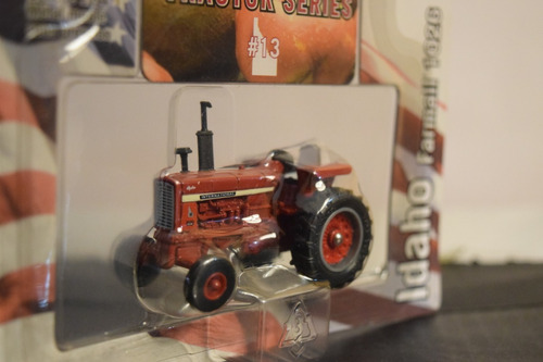 State Tractor Series Intern. Farmall 1026 Ertl 1/64 C/bliste