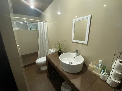 Hermosa Casa Dúplex Recién Renovada Con 4 Recamaras, Amplios Espacios Y Excelente Equipamiento