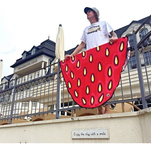 Toalla De Playa Fresa Bigmouth Inc Color Rojo Strawberry