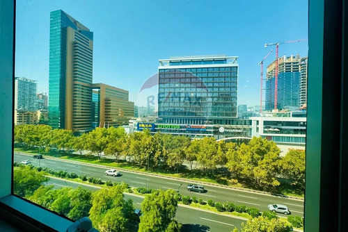 Of Vitacura: Moderna Frente A Marriott