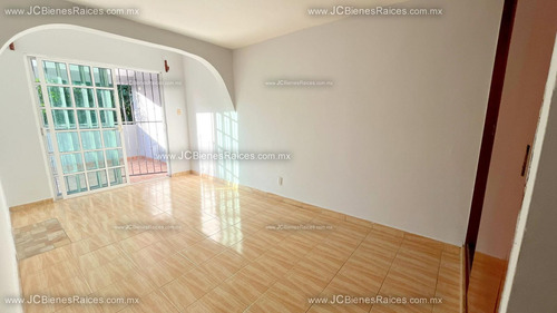 Casa En Venta Dos Niveles Col. Valente Díaz A 5 Minutos Del Aeropuerto.
