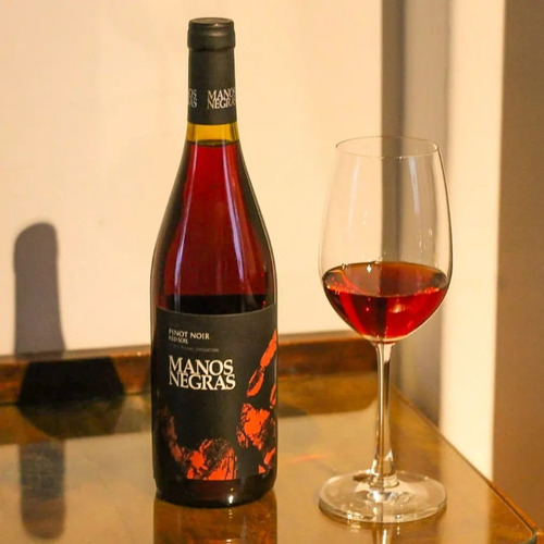 Imagen 4 de 10 de Vino Manos Negras Red Soil Pinot Noir Caja X 6 X 750ml.