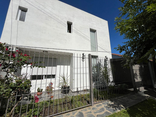 Casa En Venta - 2 Dormitorios 3 Baños - Cocheras - 215mts2 - City Bell, La Plata