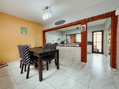 Imagen 15 de 16 de Espectacular Casa En Venta En Banfield Oeste Con 6 Amb, Parque Y Piscina